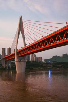 重慶夕景・嘉陵江と千廝門大橋 重慶,千廝門大橋,嘉陵江の写真素材