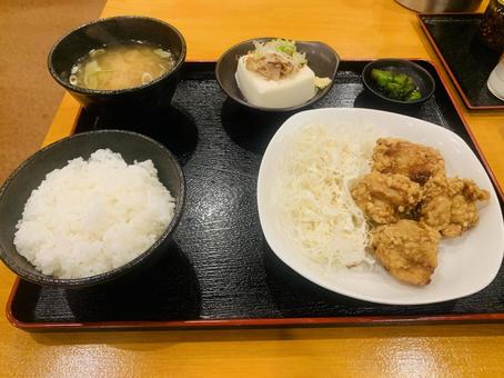 唐揚げ定食@1005 唐揚げ,おかず,キャベツの写真素材