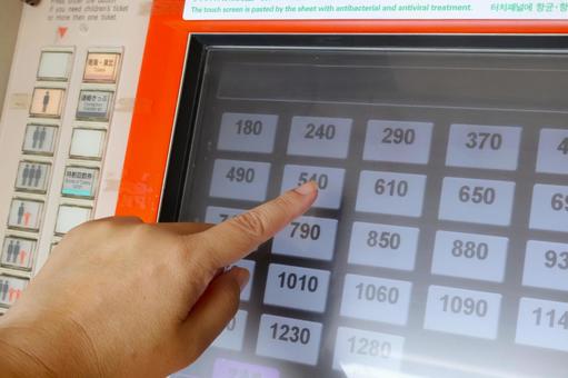 券売機で切符を買う女性の手 鉄道・電車 券売機で切符を買う女性の手 鉄道・電車 券売機,切符,買うの写真素材
