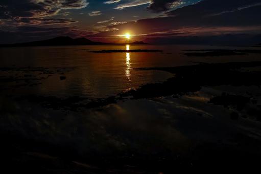 <五島の風景>日の出と海のリフレクション <五島の風景>日の出と海のリフレクション 海,海岸,リフレクションの写真素材