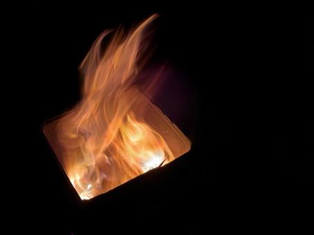 黒夜に燃え立つ静かな焚き火 黒夜に燃え立つ静かな焚き火 炭,赤色,火柱の写真素材