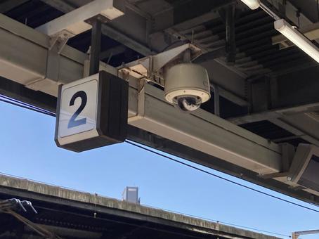 駅のホームに設置された防犯カメラ 駅のホームに設置された防犯カメラ 防犯カメラ,監視カメラ,カメラの写真素材