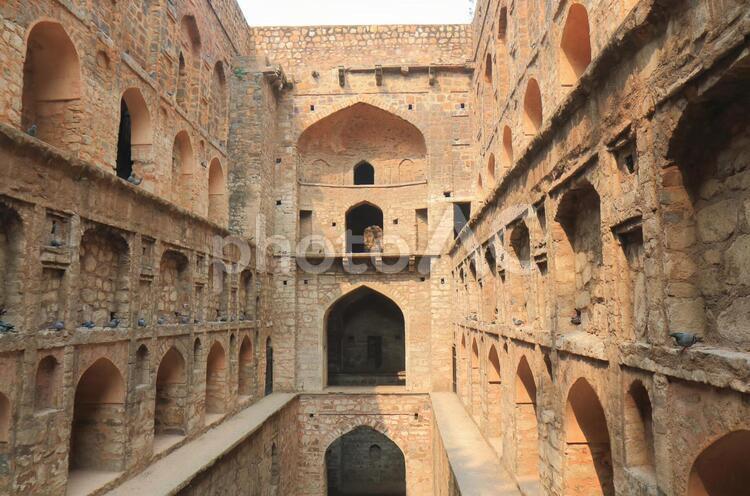 インド　ニューデリーの歴史的建造物　アグラーセン　キ　バオリ　階段井戸 インド,デリー,ニューデリーの写真素材