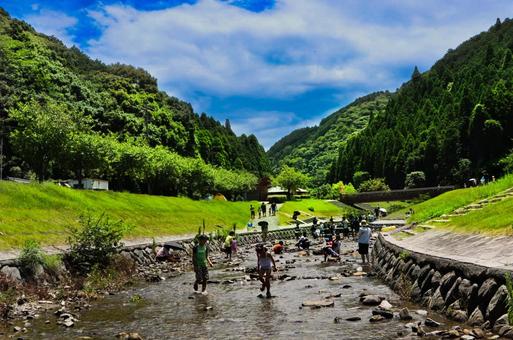 川遊び 川遊び 田舎,田舎暮らし,自然の写真素材