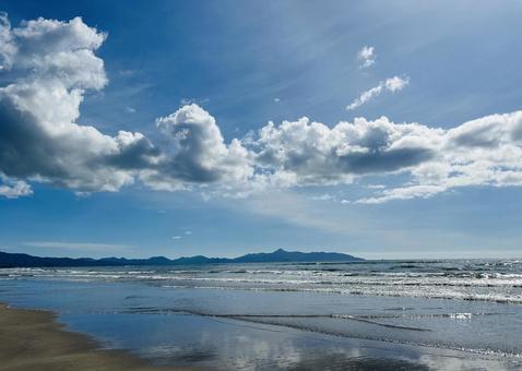 遠浅の砂浜と快晴青空(鹿児島県・吹上浜) 遠浅の砂浜と快晴青空(鹿児島県・吹上浜)の写真