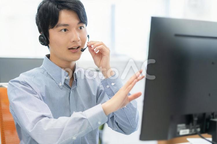 オフィスで働く男性エンジニア ビジネス,エンジニア,オンライン会議の写真素材