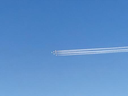 ブルーインパルスと空 ブルーインパルス,晴天,青空の写真素材