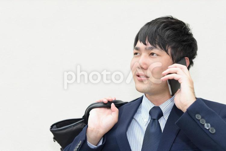 スマートフォンを持つ男性 男性,ビジネスマン,仕事の写真素材