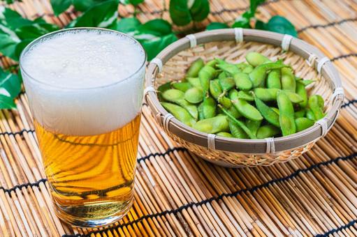 枝豆と泡立つビール 枝豆と泡立つビール 枝豆,ビール,竹すだれの写真素材