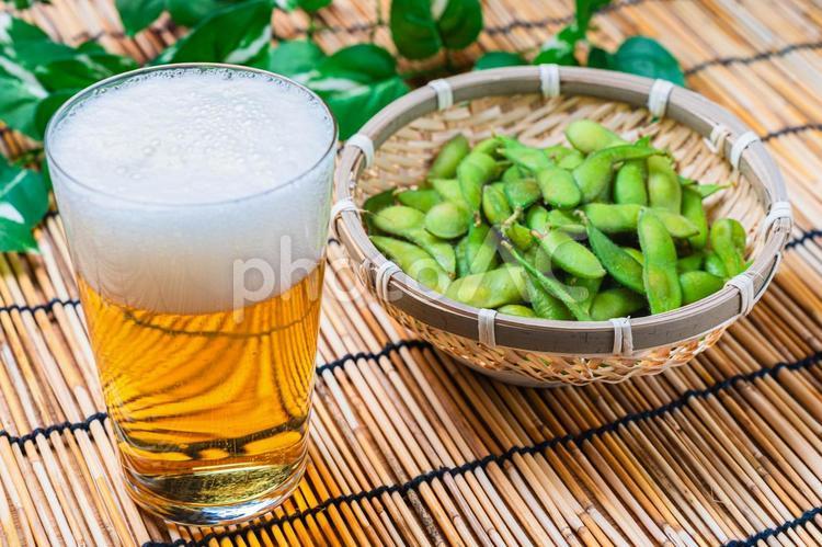 枝豆と泡立つビール 枝豆,ビール,竹すだれの写真素材