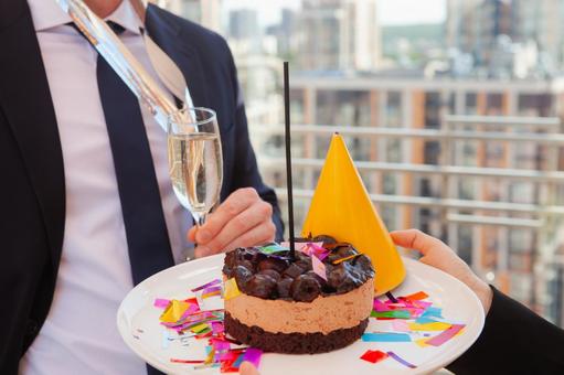 ケーキのプレートを持つ手元 ケーキ,お祝い,イベントの写真素材