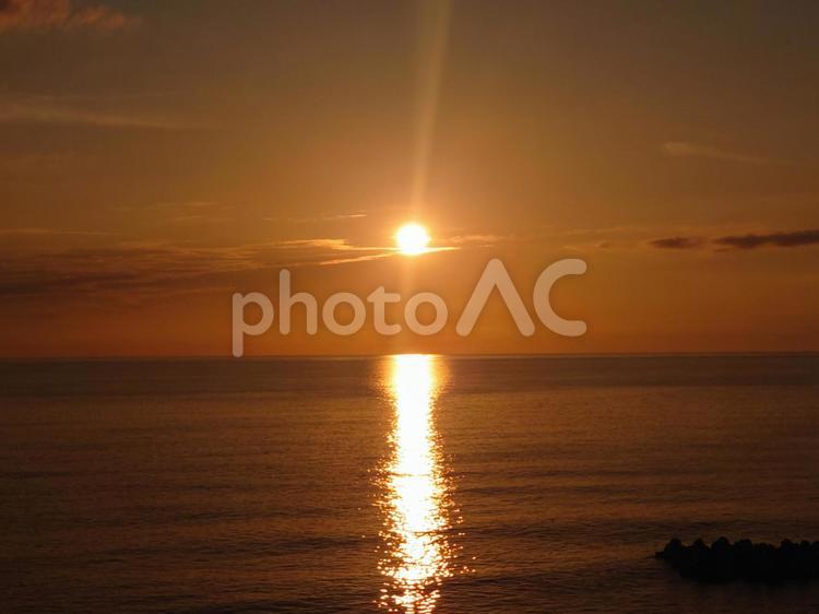 海に映る夕日 海に映る夕日 夕焼け,夕方,夕景の写真素材