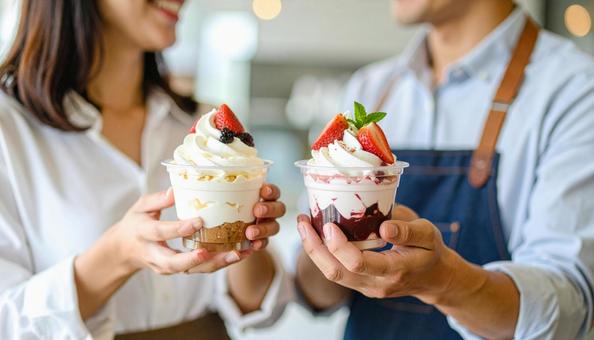 カフェでパフェを楽しむカップル カフェでパフェを楽しむカップルの写真