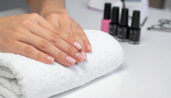 ネイルサロンの白いタオルの上に置いた手の写真