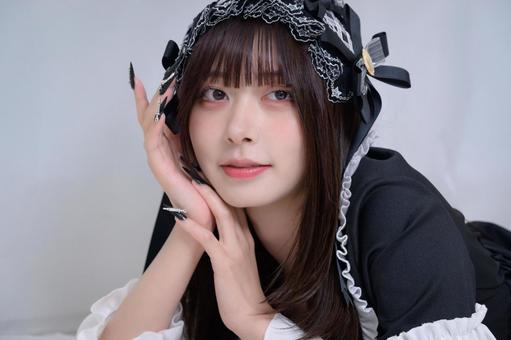 ベッドにうつ伏せになる地雷系女子 ベッドにうつ伏せになる地雷系女子 ベッド,寝る,うつ伏せの写真素材