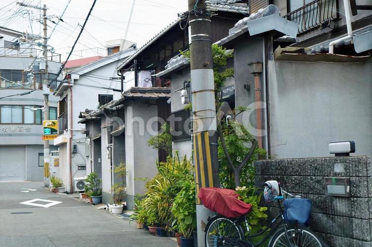 昭和の雰囲気を残す町角 町角,隘路,町並みの写真素材