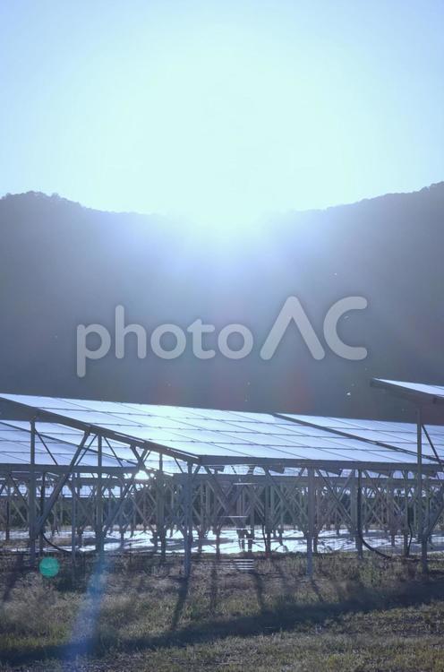 太陽光を浴びるソーラーパネル縦 ソーラーパネル,太陽光パネル,太陽光の写真素材