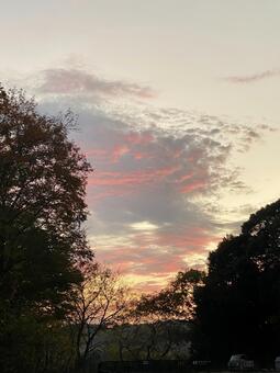 キャンプ場の秋の空（夕暮れ） キャンプ,オートキャンプ,秋の写真素材