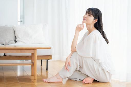 リビングでスキンケアをするミドルの女性 リビングでスキンケアをするミドルの女性 ビューティー,スキンケア,女性の写真素材