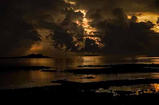 <素材>夏の夜明けの海の朝焼けと入道雲 <素材>夏の夜明けの海の朝焼けと入道雲の写真