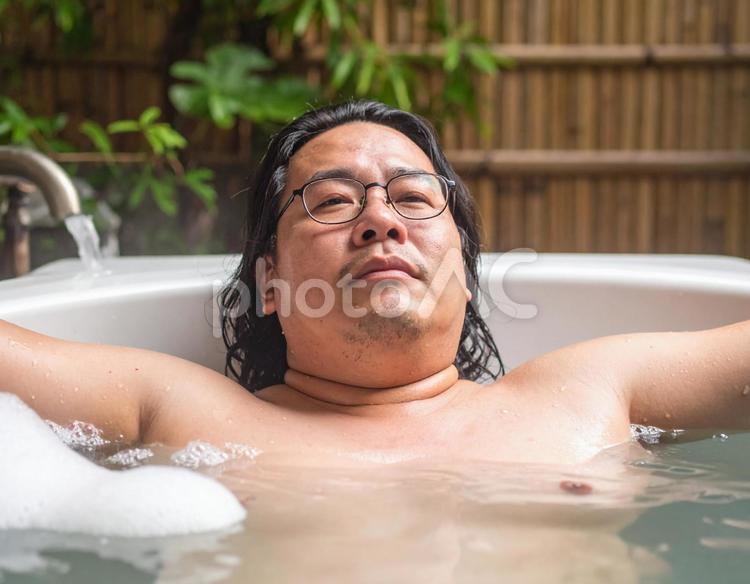 お風呂に浸かる男性 風呂,泡風呂,男性の写真素材