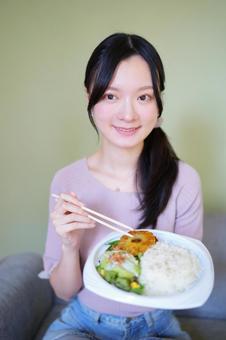 料理を手に微笑む女性 女性,食事,食べ物の写真素材