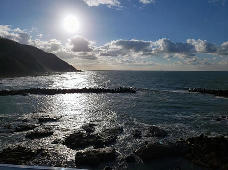 日本側の海と山 日本側の海と山の写真