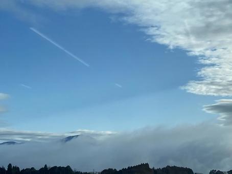 春の空　飛行機雲 空,空模様,雲の写真素材
