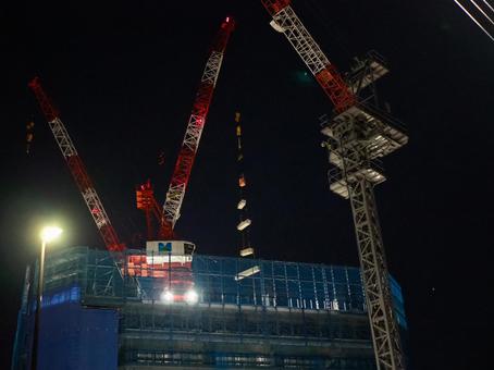 夜のクレーン車 都市開発のイメージ 夜のクレーン車 都市開発のイメージ 建設,建築現場,工事現場の写真素材