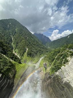 黒部ダム ダム 放水 山 虹 黒部ダム ダム 放水 山 虹の写真