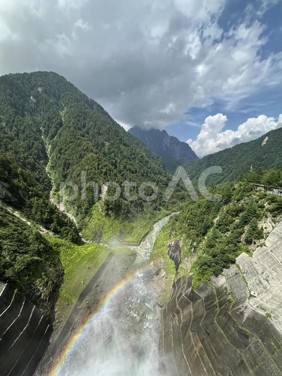 黒部ダム　ダム　放水　山　虹 黒部ダム,ダム放水,虹の写真素材