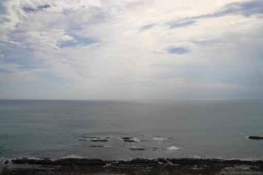 堀切峠　海岸　海　曇り空 空,雲,曇りの写真素材