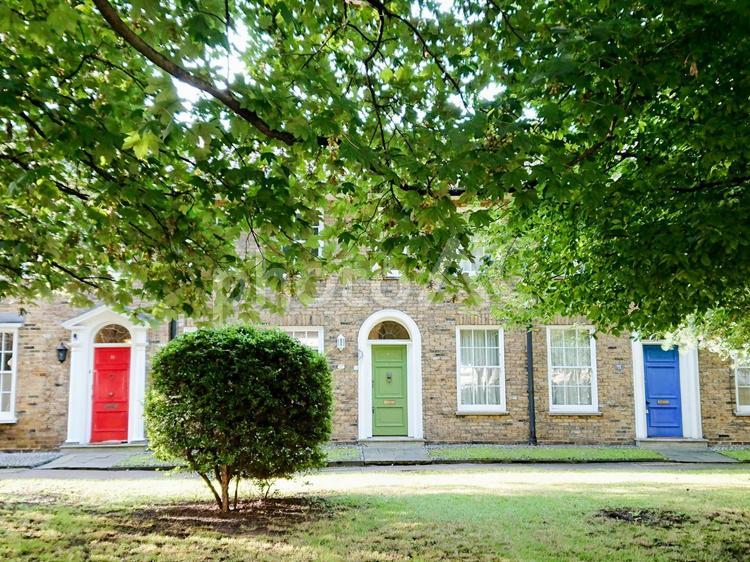 ロンドンの美しい住宅　カラフルなドア ロンドン,住宅,煉瓦造りの写真素材