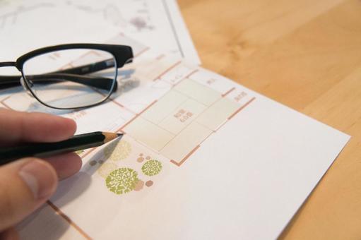 新築注文住宅の間取図を作成中の仕事風景 新築注文住宅の間取図を作成中の仕事風景 設計図,間取り図,計画の写真素材