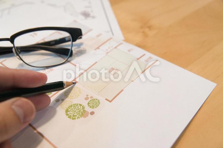 新築注文住宅の間取図を作成中の仕事風景 設計図,間取り図,計画の写真素材