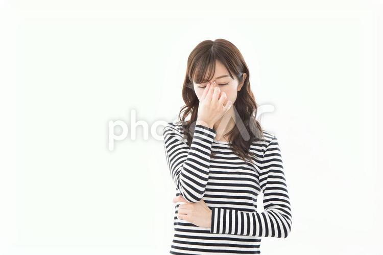 若い女性　ネガティブ　鼻炎　眼精疲労 女性,人物,かわいいの写真素材