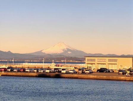 朝焼けの江の島と富士山 朝焼けの江の島と富士山 江の島,湘南,神奈川の写真素材