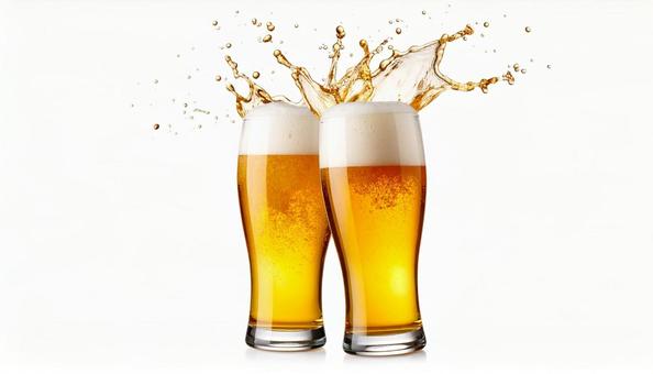 白い背景に水しぶきのある生ビールの写真