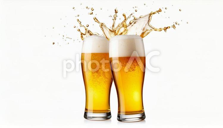 白い背景に水しぶきのある生ビール 白い背景,ビール,生ビールの写真素材