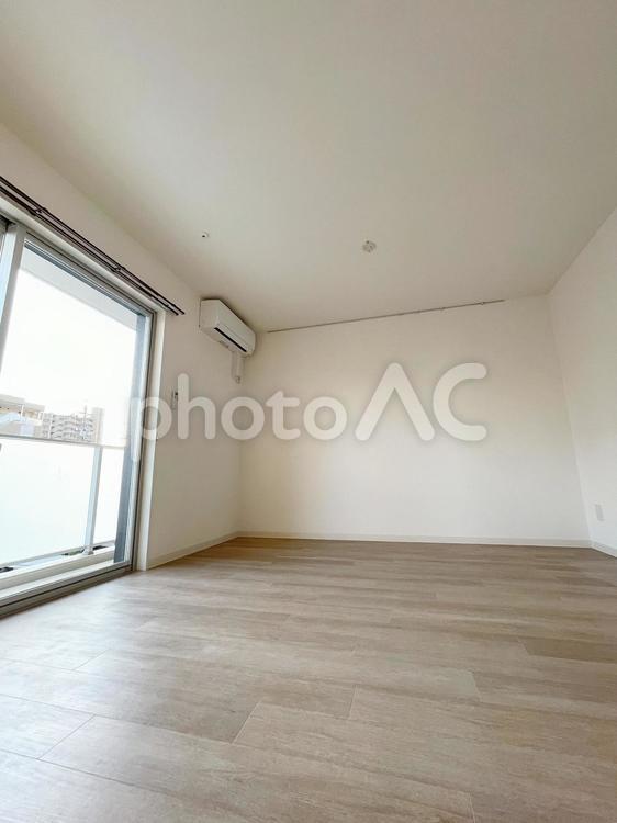 日当たりの良いオーセンティックな部屋 白い部屋,グレージュ,ホワイトの写真素材