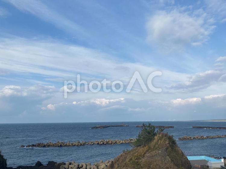 日本海の磯場と空2 空,雲,磯場の写真素材