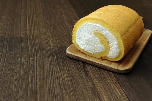 クリームたっぷりのロールケーキ ロールケーキ,クリーム,ケーキの写真素材
