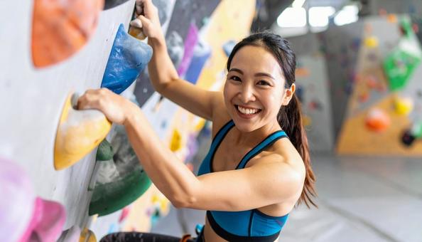 ボルダリングをする女性の写真