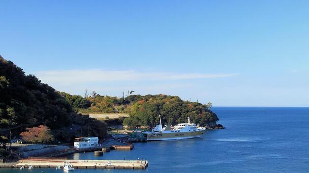 晩秋の土肥港に着岸した駿河湾フェリー 駿河湾フェリー,土肥港,晩秋の写真素材