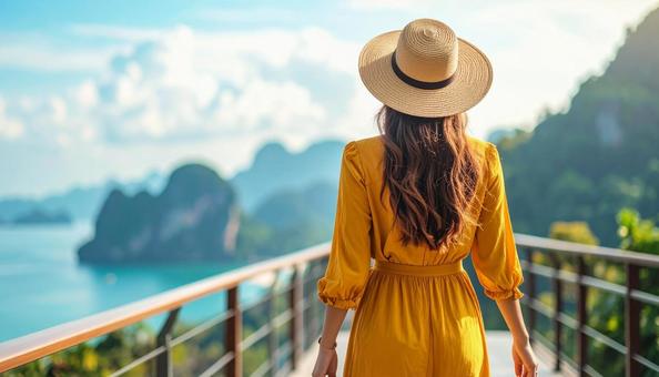 真夏の海を眺める女性の後ろ姿 真夏の海を眺める女性の後ろ姿の写真