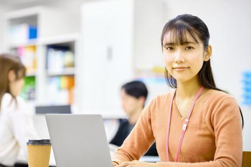 オフイスでパソコンを使うビジネスウーマン ビジネスウーマン,オフィス,パソコンの写真素材