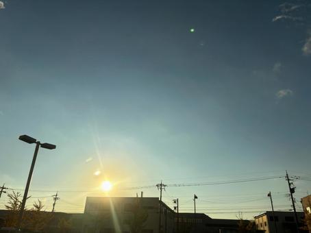 夕空、夕陽、屋根 夕空、夕陽、屋根の写真