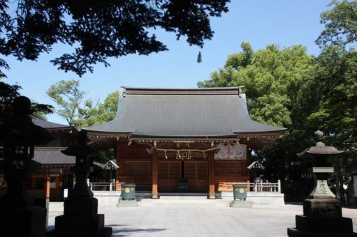 木と石塔の先に見える神社@和樂備神社 木と石塔の先に見える神社@和樂備神社の写真
