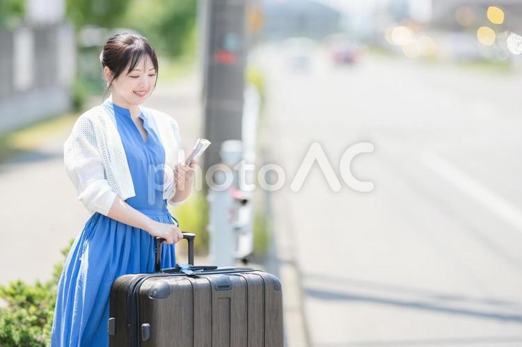 笑顔で待つ女性 旅行,女性,夏の写真素材