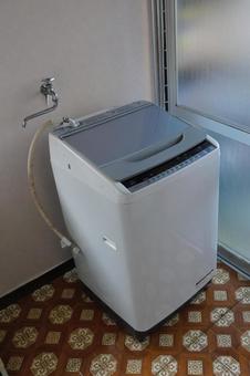 縦型洗濯機の取り外し05 洗濯機,縦型,浴室の写真素材